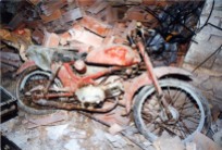Moto Parilla. Sotterranei di San Francesco prima del lavoro di ripulitura del 1996. Archivio fotografico Ufficio Economato Potenza Picena.