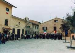 Suona la Banda Cittadina intervenutua all'inaugurazione ristrutturato Piazzale San Martino a Galiziano il giorno domenica 23 novembre 2003. Foto di Silvio Menghi.