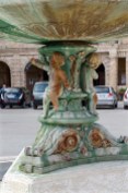 Particolari arrugginiti della fontana di Piazza Matteotti. Foto Sergio Ceccotti.