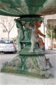 Particolari arrugginiti della fontana di Piazza Matteotti. Foto Sergio Ceccotti.
