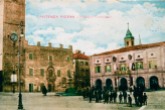Piazza Principe di Napoli (attuale piazza Matteotti) agli inizi del 900 in una foto di Secondo Torregiani. Alla base della torre civica è posta la lapide che ricorda tre personaggi illustri di Monte Santo.