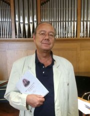 Il pronipote del M° Bruno Mugellini, il Prof. Bruno Re di Roma mostra il libro. Foto di Bruno Re.
