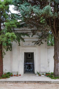 Esterno della Cappella dove è sepolto padre Pietro Lavini presso il cimitero di Potenza Picena. Foto Sergio Ceccotti.