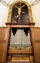 L'organo Giovanni Fedeli del 1757 e il quadro di Pietro Tedeschi - Foto Sergio Ceccotti.