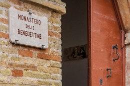 Ingresso di Via Cutini del Monastero Benedettine di Santa Caterina in San Sisto a Potenza Picena - Foto Sergio Ceccotti.
