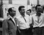 Piazza Matteotti, da sx Fangio, Marimon, Mario Grandinetti, alle spalle Romeo Renzi e Giovanni Re. Fototeca Comunale "B. Grandinetti".