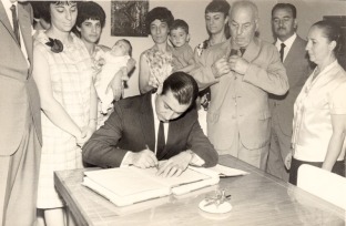 Reinaldo Carestia mentre firma il registro. Foto Franco Carestia.