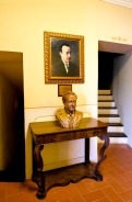 Busto di Bruno Mugellini all'interno del foyer del teatro comunale omonimo. Foto di Sergio Ceccotti.
