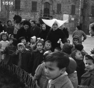 bambini insieme alla suora cappellona in Piazza Matteotti. Fototeca Comunale Bruno Grandinetti.