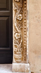 Particolare del portale Palazzo Trionfi (oggi Mazzoni) del 1469. Foto di Sergio Ceccotti.