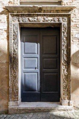 Portale Palazzo Trionfi (oggi Mazzoni) del 1469. Foto di Sergio Ceccotti.