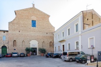 Chiesa Collegiata di S. Stefano e casa Parrocchiale. Foto di Sergio Ceccotti.