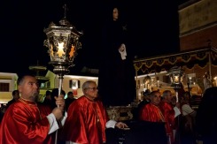 La Confraternita del Corpus Domini partecipa alle cerimonie religiose di Potenza Picena. Foto di Sergio Ceccotti.