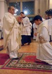 2005 - don Carlo Leoni impone le mani a p. Lorenzo Turchi, nostro concittadino, per l'ordinazione sacerdotale nella cattedrale di Jesi. Foto tratta dal calendario parrocchiale 2010.