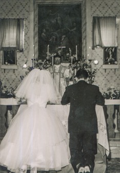 Don Oreste Pignoloni celebra un matrimonio all'interno dell'antica chiesa di San Giovanni Evangelista. Foto Bruno Grandinetti. Prop. famiglia Riccobelli-Pescetti.